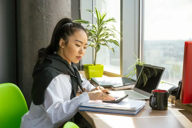 Chuyên viên VIETAXES làm việc bên máy tính