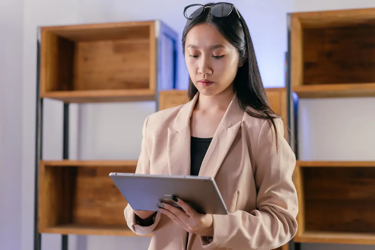 Nhân viên văn phòng đọc tài liệu trên máy tính bảng